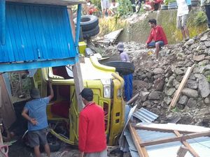 Truk di Bone Mundur Sendiri-Timpa Rumah Warga Saat Hendak Bongkar Muatan
