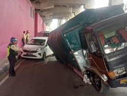Truk Beras Terperosok Jalan Ambles di Jaktim, Lalin Dialihkan
