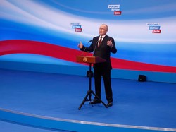 Menang Telak di Pilpres Rusia, Putin Ejek Sistem Politik AS