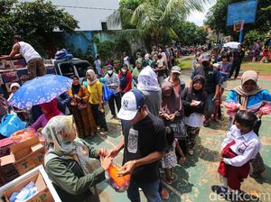 Potret Warga Serbu Pasar Murah di Petukangan