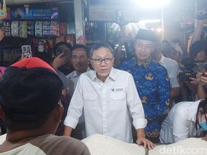 Zulhas Borong 1 Ton Beras SPHP di Pasar Murah Sukasari Bogor