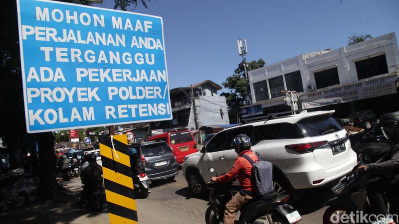 Lalin Pasar Rebo mengarah ke Tanjung Barat terpantau tersendat. Lalin padat karena ada proyek polder di Jalan TB Simatupang.