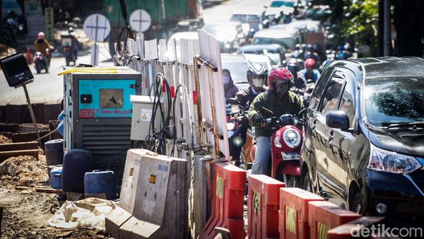 Ada Proyek Polder, Lalin Pasar Rebo Arah Tanjung Barat Padat