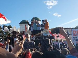 Momen Adian Napitupulu hingga Masinton Temui Massa Demo DPR Momen Adian Napitupulu hingga Masinton Temui Massa Demo DPR