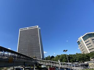 Langit Biru dan Cuaca Panas, Apakah Musim Kemarau Sudah Tiba?