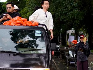 Bantu UMKM, Pengusaha Kuliner Borong Beras dan Berbagi
