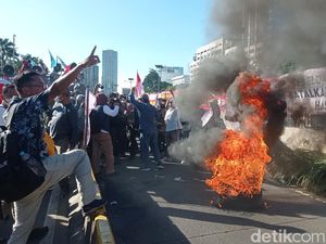 Demo di Depan DPR RI, Massa Bakar Ban di Jalur TransJ