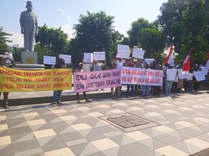 Aksi Damai di Surabaya, Massa Dukung Pemilu Damai-Hasil Rekapitulasi KPU Aksi Damai di Surabaya, Massa Dukung Pemilu Damai-Hasil Rekapitulasi KPU