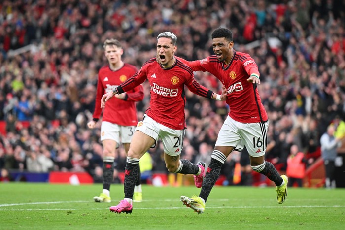 Antony MANCHESTER, ENGLAND - MARCH 17: Antony of Manchester United celebrates scoring his team's second goal with teammate Amad Diallo during the Emirates FA Cup Quarter Final between Manchester United and Liverpool FC at Old Trafford on March 17, 2024 in Manchester, England. (Photo by Michael Regan/Getty Images)