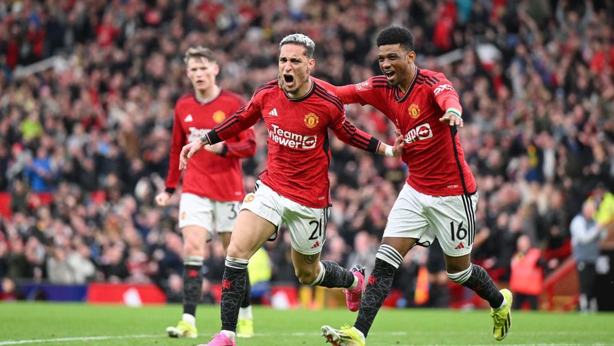 Antony (tengah) berhasil mencetak gol ke gawang Liverpool. Foto: Getty Images/Michael Regan