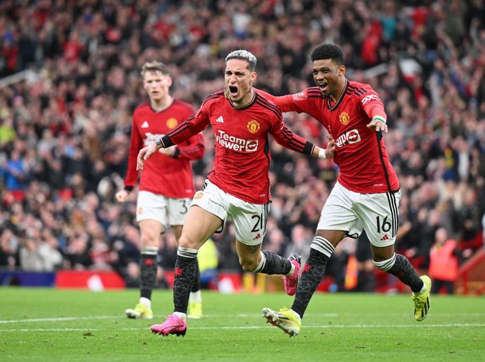 MANCHESTER, ENGLAND - MARCH 17: Antony of Manchester United celebrates scoring his team's second goal with teammate Amad Diallo during the Emirates FA Cup Quarter Final between Manchester United and Liverpool FC at Old Trafford on March 17, 2024 in Manchester, England. (Photo by Michael Regan/Getty Images)