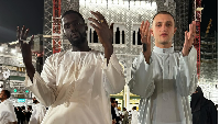 Foto Anwar Hadid Umrah Setelah Jadi Mualaf, Adik Gigi Hadid Kini Hijrah
