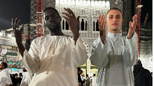 Foto Anwar Hadid Umrah Setelah Jadi Mualaf, Adik Gigi Hadid Kini Hijrah