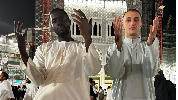 Foto Anwar Hadid Umrah Setelah Jadi Mualaf, Adik Gigi Hadid Kini Hijrah