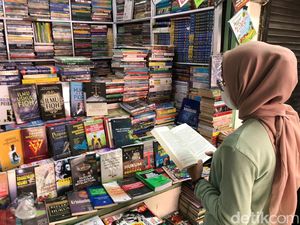 Serunya Ngabuburit Sambil Berburu Bacaan Bekas di Pasar Buku Wilis Malang Serunya Ngabuburit Sambil Berburu Bacaan Bekas di Pasar Buku Wilis Malang