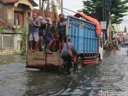 Motor Mogok gegara Kudus-Purwodadi Masih Banjir, Pekerja Diangkut Truk