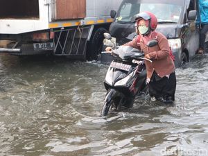 Sudah Sepekan Jalur Kudus-Purwodadi Terendam Banjir Belum Surut Sudah Sepekan Jalur Kudus-Purwodadi Terendam Banjir Belum Surut