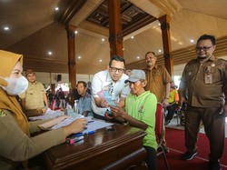 Pj Wali Kota Mojokerto Salurkan Bantuan Uang Tunai ke 1.961 Warga Miskin