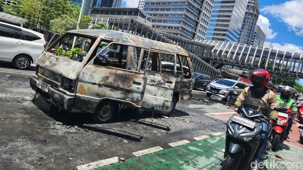 Penampakan Kondisi Mobil yang Terbakar di Sudirman