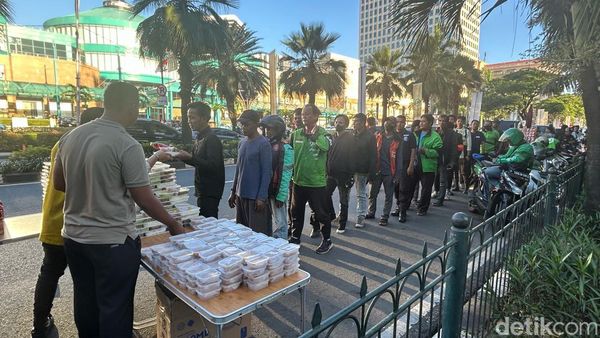 Berkah Ramadan, Bagi-bagi Takjil Gratis Kian Ramai di Ibu Kota