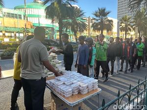 Berkah Ramadan, Bagi-bagi Takjil Gratis Kian Ramai di Ibu Kota