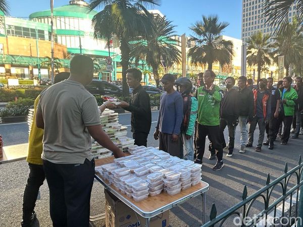 Berkah Ramadan, Bagi-bagi Takjil Gratis Kian Ramai di Ibu Kota