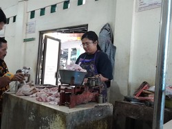 DKPP Klaten Sidak Pasar Tradisional Cek Kualitas Daging Ayam, Ini Hasilnya