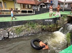 Serunya Ngabuburit ala Bocah Tasikmalaya Berenang di Saluran Irigasi