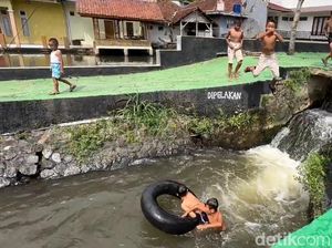 Serunya Ngabuburit ala Bocah Tasikmalaya Berenang di Saluran Irigasi Serunya Ngabuburit ala Bocah Tasikmalaya Berenang di Saluran Irigasi