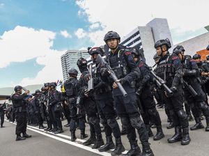 Brimob Amankan Demo di Depan DPR