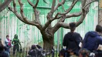 7 Karya Seni Kontroversi Banksy