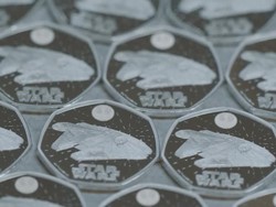 The Royal Mint Inggris Rilis Koin Millennium Falcon Star Wars