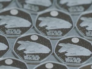 The Royal Mint Inggris Rilis Koin Millennium Falcon Star Wars The Royal Mint Inggris Rilis Koin Millennium Falcon Star Wars