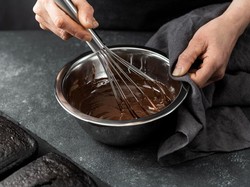 5 Cara Melelehkan Cokelat Batangan dengan Mudah dan Benar