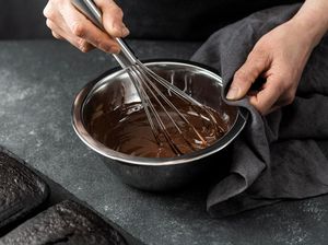 5 Cara Melelehkan Cokelat Batangan dengan Mudah dan Benar 5 Cara Melelehkan Cokelat Batangan dengan Mudah dan Benar
