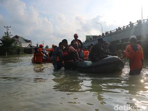 Sempat Bertahan di Rumah, Korban Banjir Demak Dievakuasi Pakai Perahu Sempat Bertahan di Rumah, Korban Banjir Demak Dievakuasi Pakai Perahu