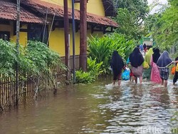 Cerita Hindun 5 Hari Jaga Suami Saat Banjir Terjang Rumahnya di Demak