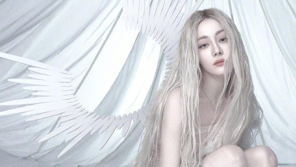 8 Foto Pemotretan Dilraba Dilmurat yang Viral, Dijuluki Bidadari Jongkok