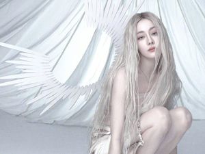 8 Foto Pemotretan Dilraba Dilmurat yang Viral, Dijuluki Bidadari Jongkok 8 Foto Pemotretan Dilraba Dilmurat yang Viral, Dijuluki Bidadari Jongkok