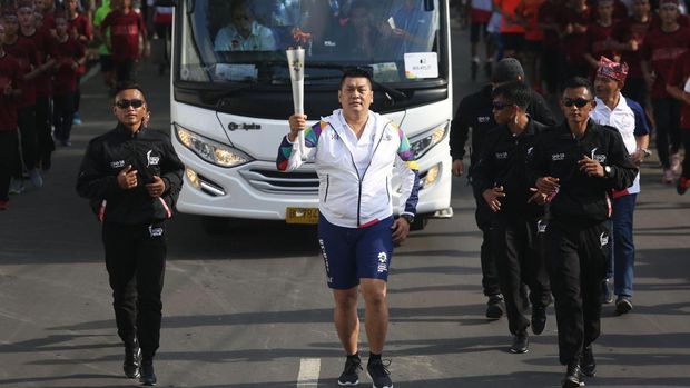 Artis Donny Kesuma turut memeriahkan orch Relay atau Pawai Obor Asian Games di banyuwangi, Jawa Timur.