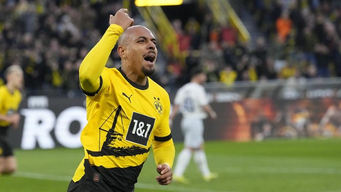 Dortmund's Donyell Malen celebrates after scoring his side's opening goal during the German Bundesliga soccer match between Borussia Dortmund and TSG Hoffenheim in Dortmund, Germany, Sunday, Feb. 25, 2024. (AP Photo/Martin Meissner)