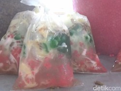 Es Mang Dolay yang Segarnya Bikin Warga Purwakarta Rela Antre