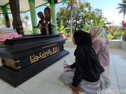 Kesetiaan Fans di Haul Nike Ardilla, Ziarah ke Makam di Ciamis