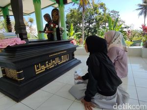 Kesetiaan Fans di Haul Nike Ardilla, Ziarah ke Makam di Ciamis Kesetiaan Fans di Haul Nike Ardilla, Ziarah ke Makam di Ciamis