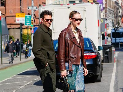 7 Potret Gigi Hadid & Bradley Cooper Kencan, Semakin Terang-terangan di Publik