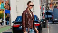 Foto: 8 Sneakers Terpopuler di Kalangan Selebriti, Gigi Hadid-Kendall Jenner