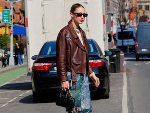 Foto: 8 Sneakers Terpopuler di Kalangan Selebriti, Gigi Hadid-Kendall Jenner Foto: 8 Sneakers Terpopuler di Kalangan Selebriti, Gigi Hadid-Kendall Jenner