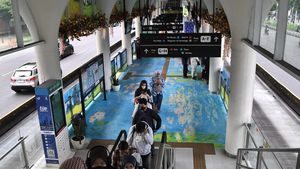 Tampil Baru! Halte Transjakarta Dukuh Atas Dihiasi Corak Warna-warni