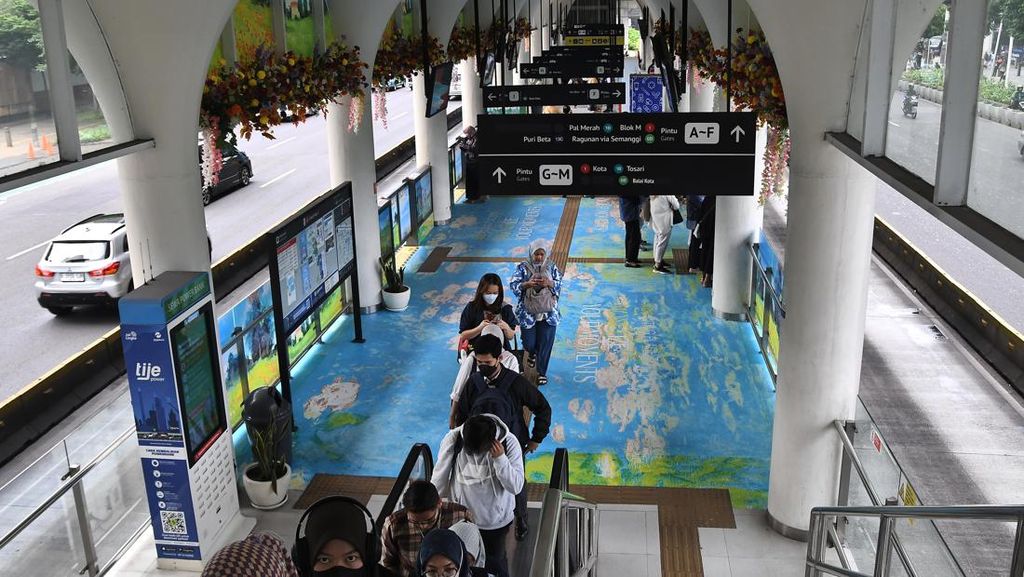 Tampil Baru! Halte Transjakarta Dukuh Atas Dihiasi Corak Warna-warni Tampil Baru! Halte Transjakarta Dukuh Atas Dihiasi Corak Warna-warni