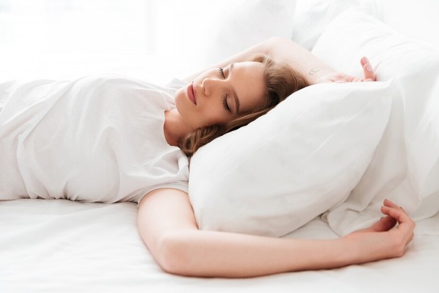 Ilustrasi waktu tidur. /Foto: Freepik/Drobotdean.